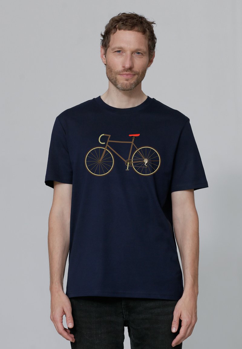 Marineblauw T-shirt van katoen, met een fietsafbeelding in goud en rood op de voorkant. Eenvoudige ronde hals en korte mouwen.