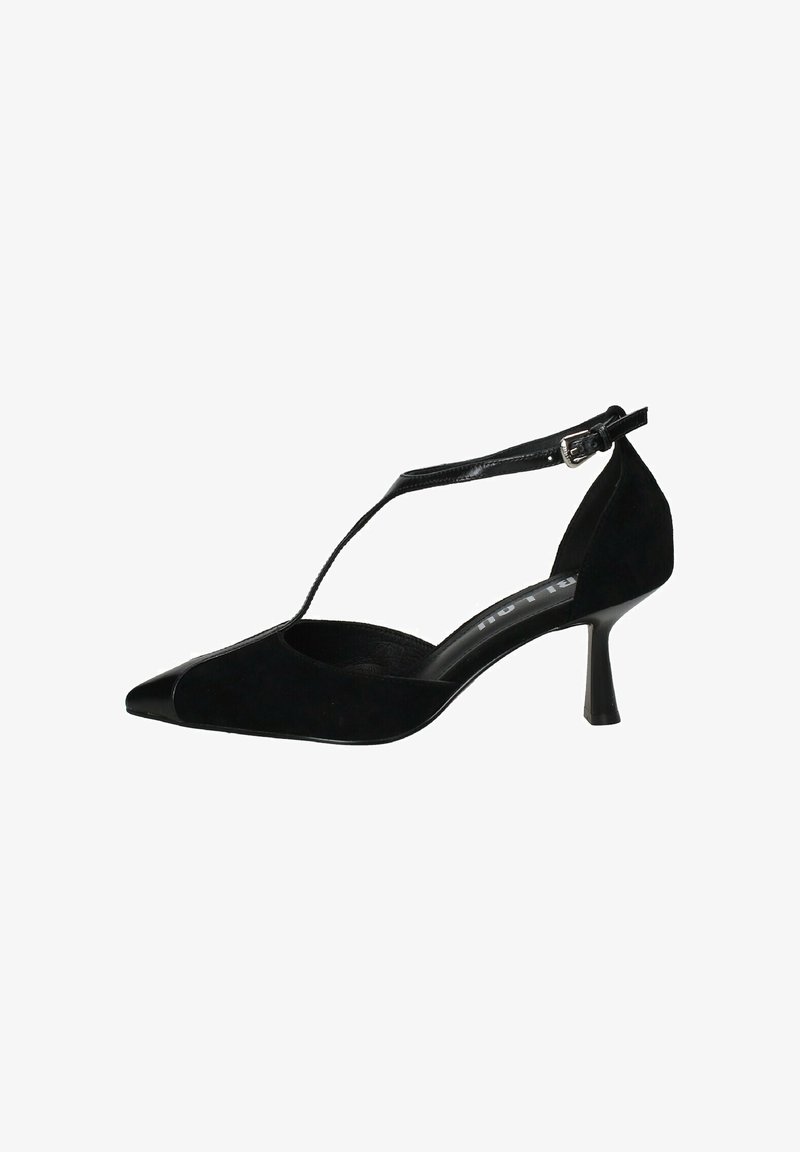 Scarpa con tacco alto in suede nero con punta affilata, cinturino alla caviglia e un accento lucido nero sulla punta. Il tacco a stiletto misura circa 6,5 cm.