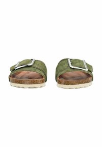 Sandalias de ante verde con una correa ancha, hebilla de metal plateado y plantilla de corcho. Suela de goma texturizada para mayor agarre. Diseño plano y destalonado.