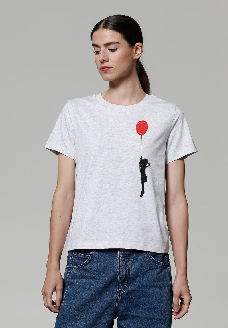 Grijze katoenen t-shirt met een zwarte silhouet van een kind dat een rode ballon vasthoudt, ronde hals, korte mouwen en een ontspannen pasvorm.