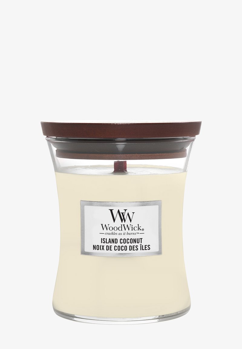 WoodWick Island Coconut duftlys med trælåg og væge i klar glasbeholder fyldt med cremelignende voks.