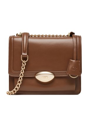 Bolso bandolera de cuero marrón con correa de cadena dorada, un cierre redondeado dorado y una pequeña etiqueta de cuero adjunta con iniciales en relieve.