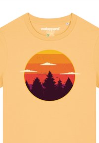 Oranje T-shirt met korte mouwen, met een cirkelvormige print van een zonsondergang met gelaagde kleuren en donkere silhouetten van bomen.