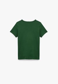 Camiseta de algodón verde con mangas cortas, escote redondo y una textura suave. La vista trasera muestra un diseño simple y sin adornos.