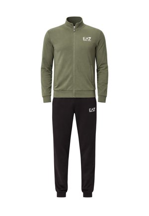 Conjunto deportivo de dos piezas con chaqueta oliva con cremallera y pantalones jogger negros, ambos con logotipos blancos de EA7 Emporio Armani en el pecho izquierdo y el muslo.