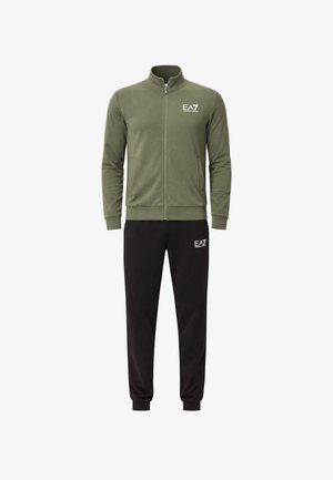 Conjunto deportivo de dos piezas con chaqueta oliva con cremallera y pantalones jogger negros, ambos con logotipos blancos de EA7 Emporio Armani en el pecho izquierdo y el muslo.