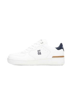 Zapatillas blancas con una parte superior de cuero suave, acento en azul marino en el talón, detalles perforados y una suela texturizada con una sutil franja marrón.