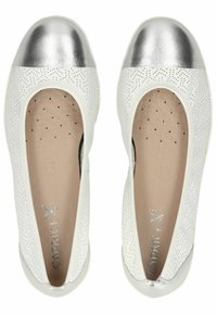 Weiße Leder-Ballerinas mit einer silbernen metallischen Kappe, die über ein perforiertes Muster, eine glatte Textur und eine gepolsterte Innensohle verfügen.