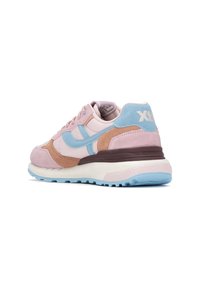 Zapatilla hecha de ante y cuero en rosa, marrón y azul claro. Cuenta con una suela de goma blanca y azul, cuello acolchado y detalles texturizados.