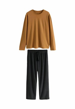 Langærmet brun skjorte lavet af blødt stof, parret med sorte ternede pyjamasbukser med elastisk linning og snøre.
