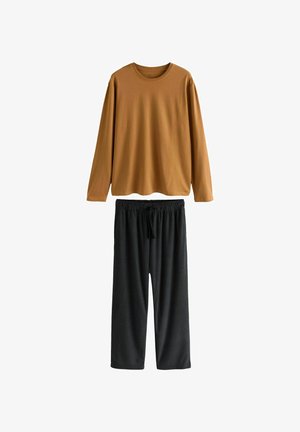 Pikend varrukatega pruun särg, mis on tehtud pehmest kangast, koos mustade ruuduliste öösärkide pükstega, millel on elastne vöökoht ja pael.