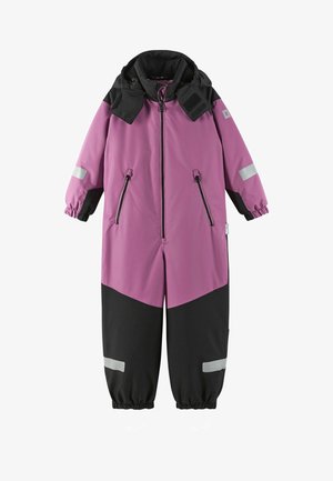 Paarse en zwarte geïsoleerde overall met een ritssluiting aan de voorkant, elastische manchetten en reflecterende accenten. Glad textiel met zigzagkleurvakken.