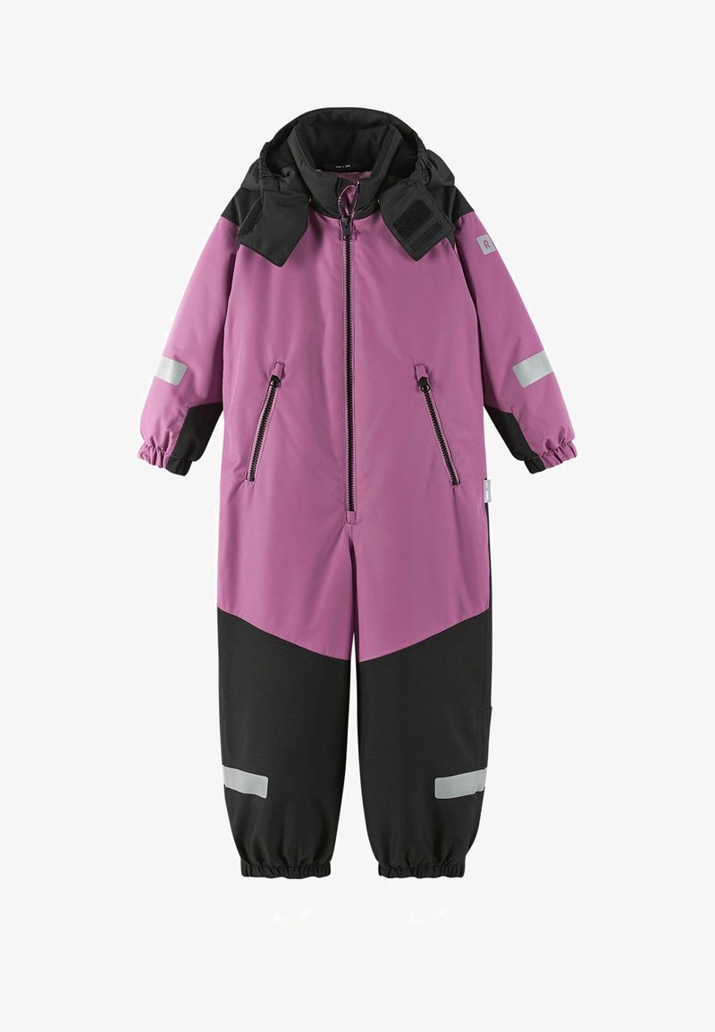 Paarse en zwarte geïsoleerde overall met een ritssluiting aan de voorkant, elastische manchetten en reflecterende accenten. Glad textiel met zigzagkleurvakken.