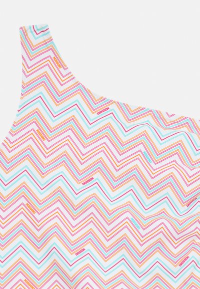 Én-skulder badetøy i et fargerikt sikksakk-mønster med linjer i rosa, oransje og lys blått på hvit bakgrunn.