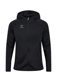 Zwarte capuchonjas gemaakt van glad, lichtgewicht materiaal. Heeft een volledige ritssluiting aan de voorkant, zijzakken en een logo op de bovenste linkerborst.