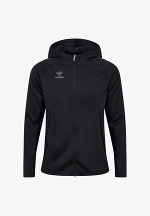 Chaqueta negra con capucha hecha de tela lisa y ligera. Cuenta con una cremallera completa al frente, bolsillos laterales y un logo en la parte superior izquierda del pecho.