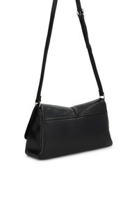 Borsa a spalla in pelle nera con forma rettangolare, tracolla regolabile e tasca frontale con zip. Texture liscia e design minimalista.