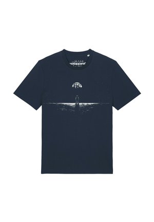 Marineblaues T-Shirt mit weißer Grafik eines Astronauten, der auf einer reflektierenden Oberfläche unter einem sternenklaren Himmel und einem großen Mond darüber steht.