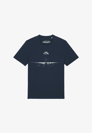Marineblauw T-shirt met een witte afbeelding van een astronaut die op een reflecterend oppervlak staat onder een sterrenhemel en een grote maan erboven.