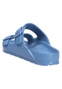 Sandal in plastica blu con due cinturini regolabili, design aperto, suola testurizzata e suola spessa con battistrada decorato.