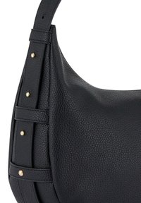 Schwarze Leder-Schultertasche mit strukturierter Oberfläche, verziert mit goldfarbigen Nieten und kontrastierenden Nahtdetails am Riemen.