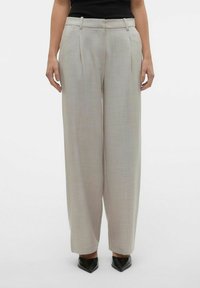 Lichtgrijze, hoge taille broek met plooien, brede pijpen en een gladde textuur, gecombineerd met puntige zwarte hakken.