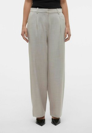 Pantalons gris clair, taille haute, avec des plis, jambes larges et une texture lisse, associés à des talons noirs pointus.