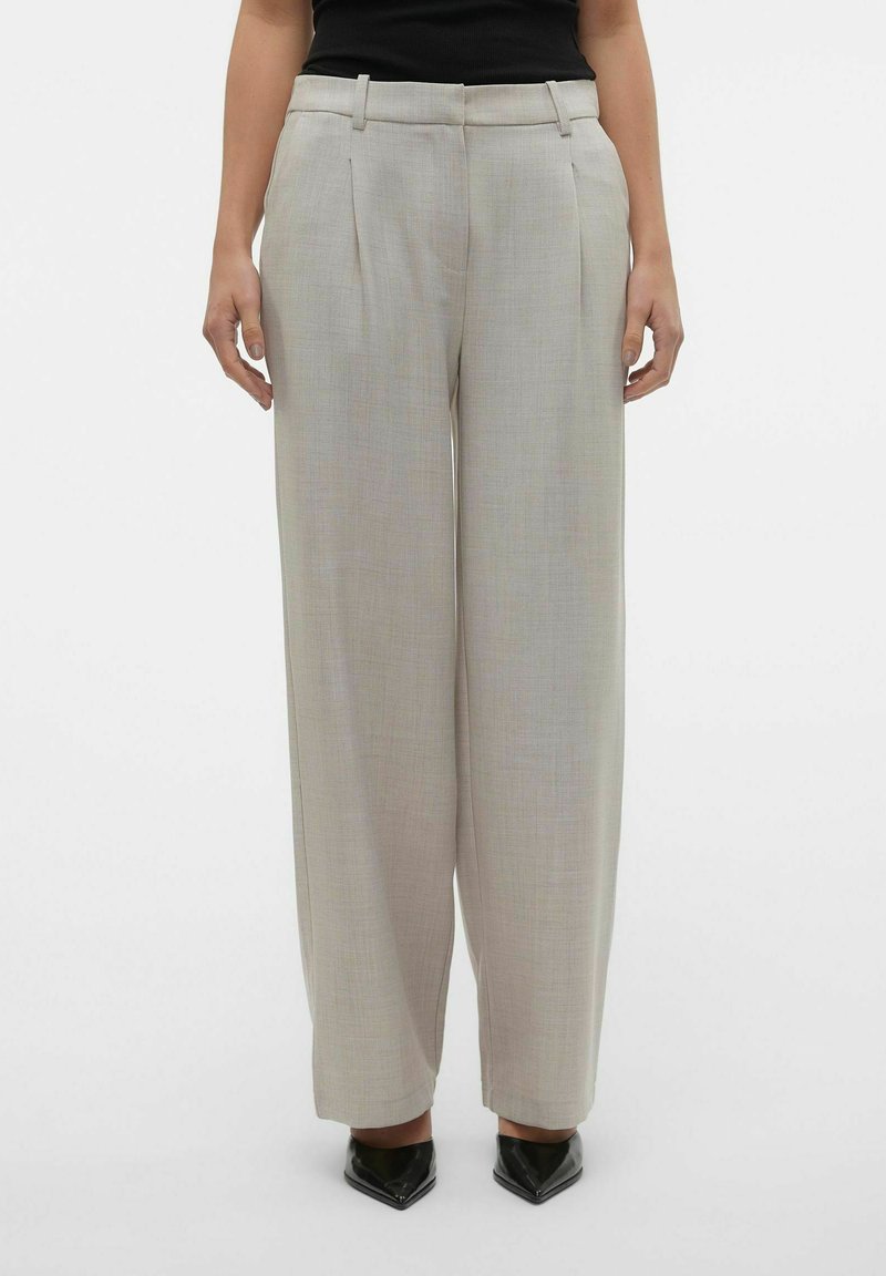 Lichtgrijze, hoge taille broek met plooien, brede pijpen en een gladde textuur, gecombineerd met puntige zwarte hakken.