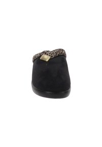 Pantofole in suede nero con una fodera a stampa leopardata e un accento decorativo dorato sul davanti, caratterizzate da una forma arrotondata e una suola piatta.