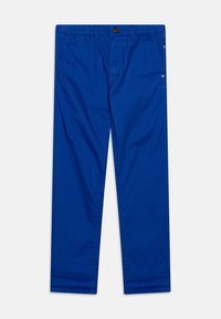 Chino in cotone azzurro con design a gamba dritta, vita con bottoni, due tasche laterali e orli arrotolati, caratterizzati da dettagli di cucitura sottili.
