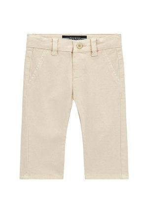 Pantaloni di cotone beige con taglio dritto, tasche anteriori, passanti per cintura e chiusura con bottone. L'etichetta riporta "GUESS." Texture liscia.