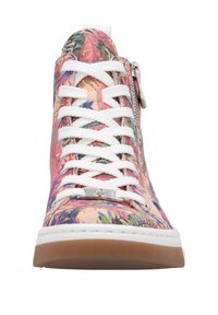 Baskets montantes avec un motif floral en rose et vert, lacets blancs, accent de fermeture éclair argenté et semelle en caoutchouc brun clair.