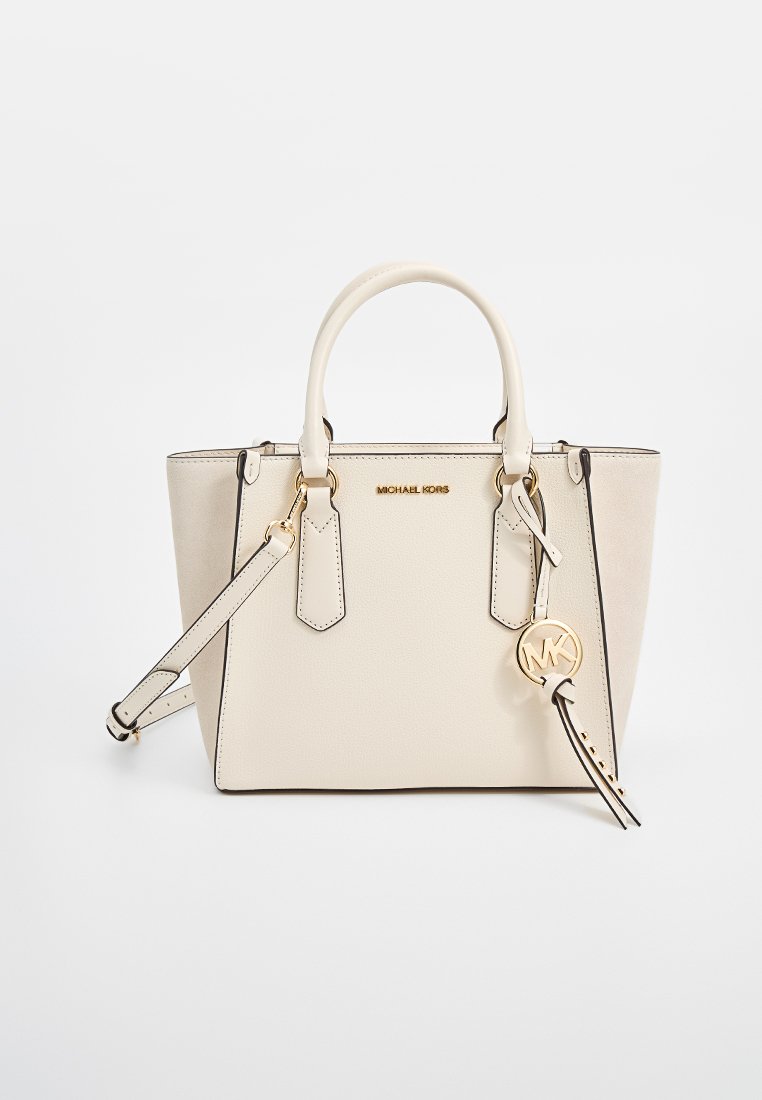 Beige Lederhandtasche mit zwei oberen Griffen, abnehmbarem Schultergurt, goldenen Beschlägen und Logo-Anhänger. Bietet eine Kontrastnaht und eine strukturierte Form.