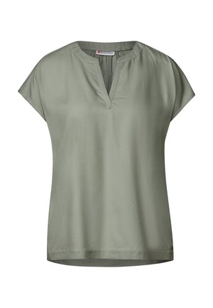 Olijfgroene korte mouwen top met een V-hals, zachte textuur en een relaxte pasvorm. Heeft een subtiele glans en een rechte zoom.