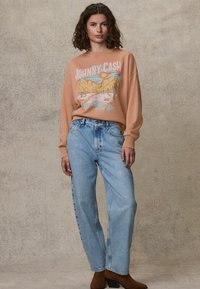 Next LICENCE JOHNNY CASH OFFICIAL GRAPHIC WASHED SLOGAN  - Mikina - pink coral