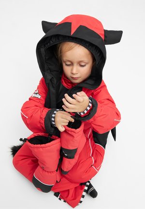 Rood en zwarte gewatteerde winterjas met een capuchon voorzien van kattenoren, verstelbare manchetten en een ritszak. De stof is glad en dik.