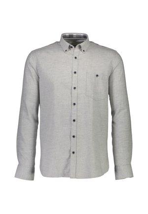 Camisa de botón gris claro en una tela texturizada, con un bolsillo en el pecho, un collar y botones oscuros con un detalle a cuadros en el interior del collar.