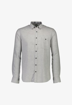Lysegrå skjorte med knapper i et struktureret stof, der har en enkelt brystlomme, krave og mørke knapper med et ternet detaljer indeni kraven.