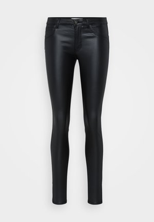 Calças justas em imitação de pele preta com uma textura suave, design ajustado e estilo clássico de cinco bolsos. Apresenta um fecho com zip e botão.