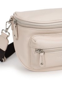 Borsa a tracolla in pelle beige con forma arrotondata, cerniere argentate e una tasca frontale aggiuntiva. Presenta hardware resistente e superficie texturizzata.