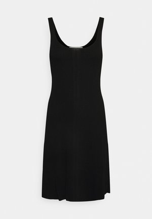 Robe noire sans manches longueur genou avec un col rond et une texture côtelée subtile sur un fond clair uni.