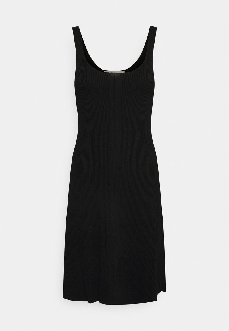 Robe noire sans manches longueur genou avec un col rond et une texture côtelée subtile sur un fond clair uni.