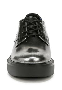 Scarpe stringate in pelle nera con finitura lucida, punta arrotondata, dettagli brogue e una spessa suola nera.