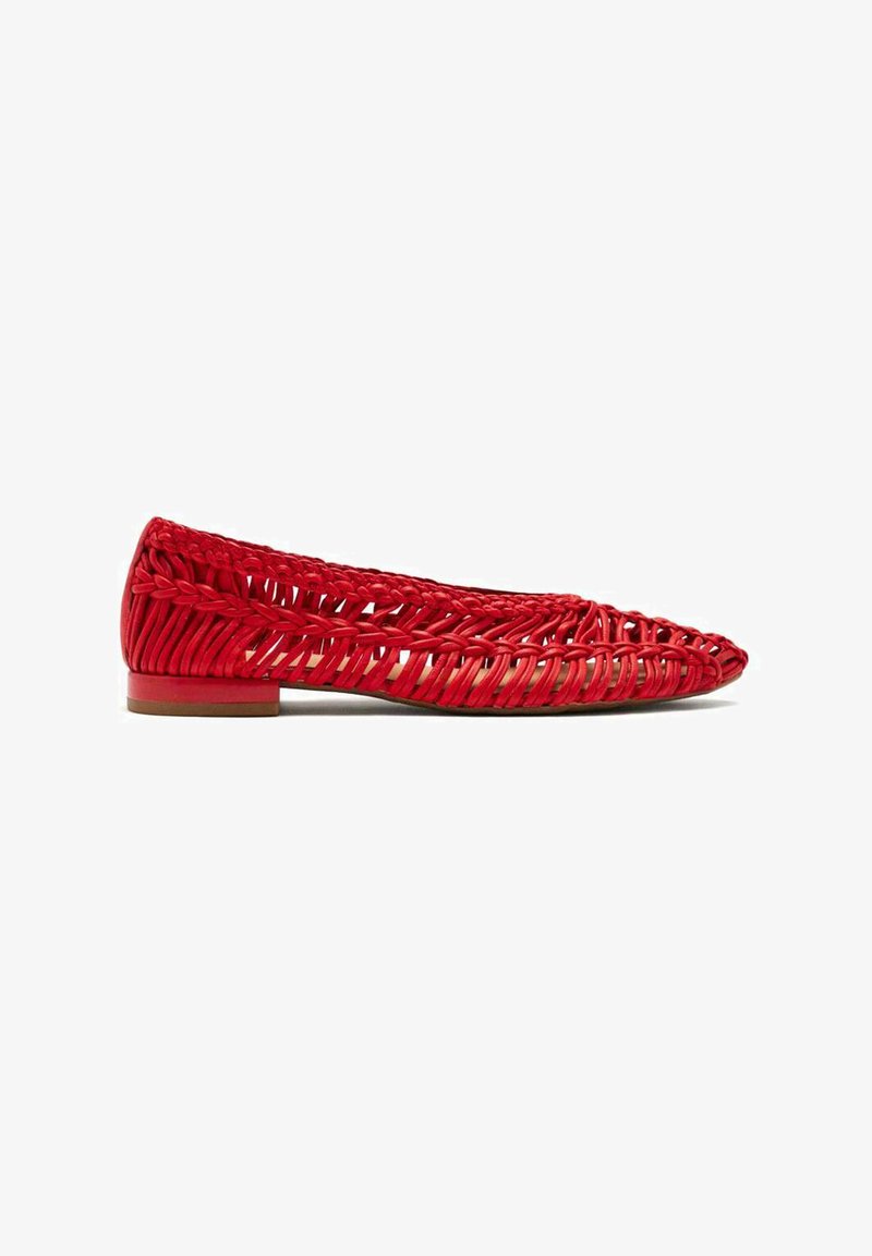 Zapato plano rojo hecho de material tejido con un diseño abierto. Cuenta con una punta redondeada y una suela plana de color marrón claro. Construcción ligera y transpirable.