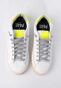 P448 JOHN - Zapatillas - whiter y