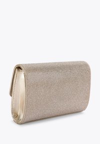 Clutch metallico beige con superficie texturizzata, dotato di chiusura a scatto e fodera interna liscia. Forma rettangolare compatta.