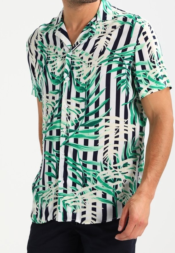 Camisa de botones de manga corta con un estampado de hojas tropicales verdes sobre franjas negras y blancas superpuestas, fabricada en una tela ligera.