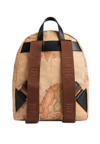 Vista posteriore di uno zaino beige con cinture regolabili marroni e una stampa di mappa del mondo, caratterizzato da dettagli in pelle nera e una maniglia superiore.