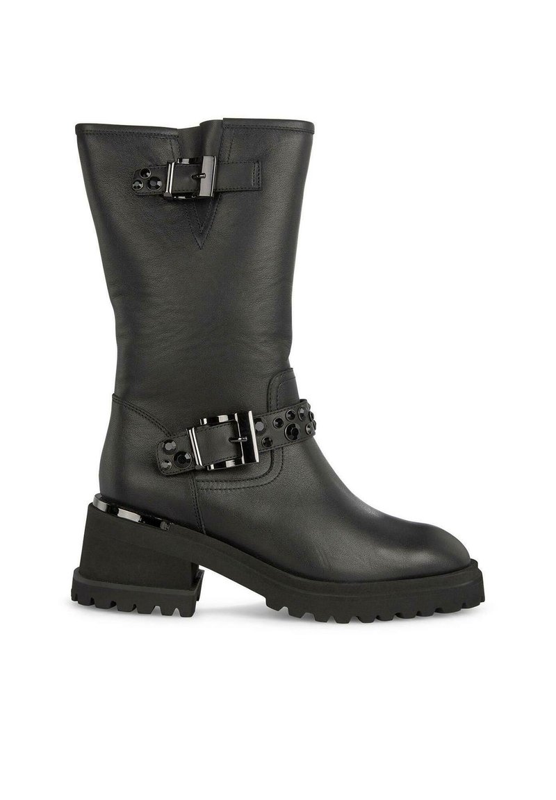 Bottine noire en cuir avec un talon épais, dotée d'une ceinture décorative avec une boucle et des clous, ainsi qu'une texture lisse et mate.