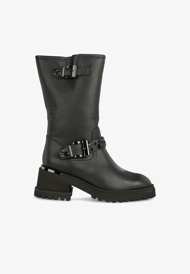 Schwarzer Lederstiefel bis zum Knöchel mit einem massiven Absatz, ausgestattet mit einem dekorativen Gürtel mit einer Schnalle und Nieten sowie einer glatten, matten Oberfläche.